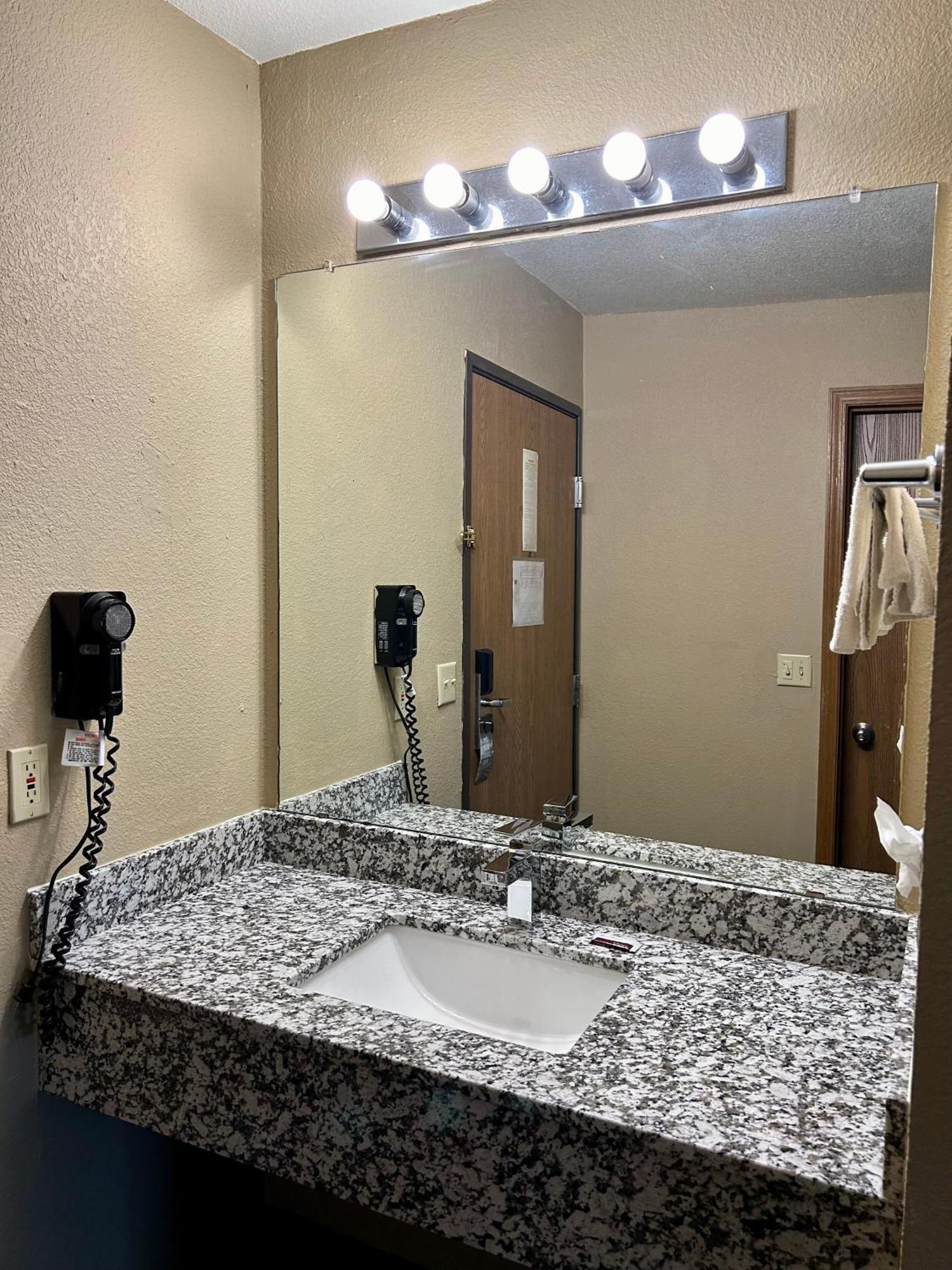 ซูเปอร์ 8 บาย วินด์แฮม แพลต ซิตี้ แคนซัสซิตี้ แอเรีย Hotel Platte City ภายนอก รูปภาพ